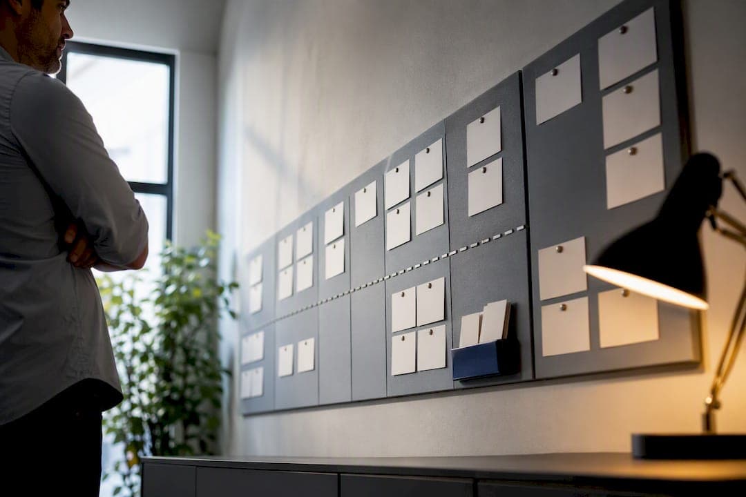 Freelance PMs: 30/60/90 Checklist to Choose Kanban or Scrum